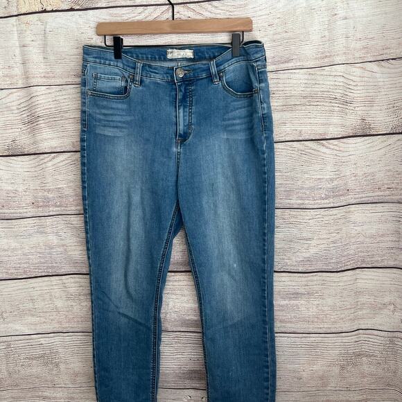 Free People Denim - Free People medium wash mom jeans sz 31 W